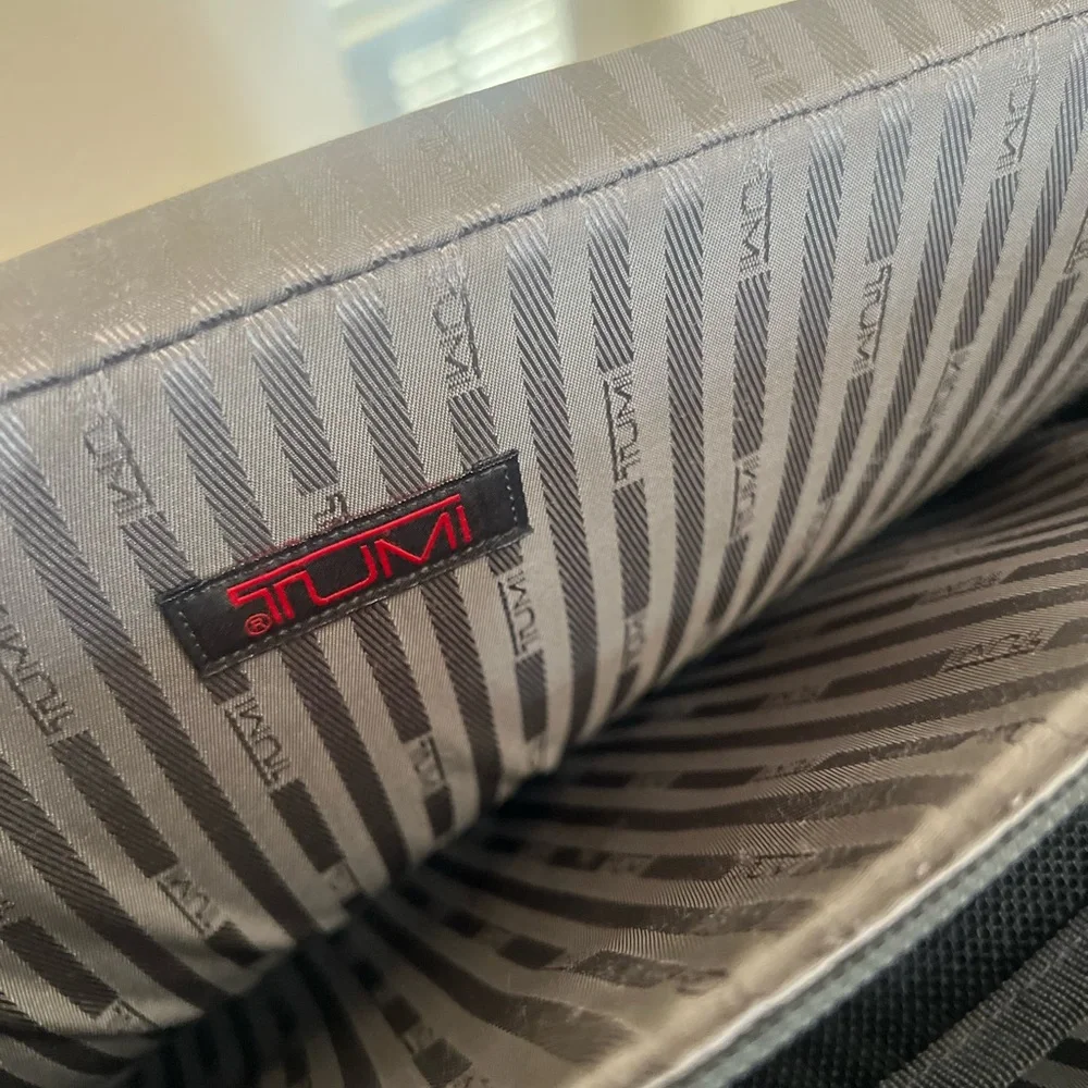 Tumi Black‎ 16”x12”x6” Expandable Laptop/Briefcase Shoulder/Crossbody Bag